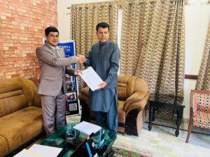 YIC President Umar Farooq shaking hands with VC Dr. Zahoor Ahmed Bazai of University of Loralai